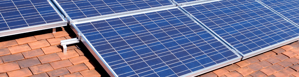 Panneaux solaires posés sur un toit d'une maison